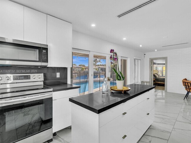 Building Photo - 440 SE 8th Ave