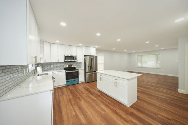 Building Photo - 9900 Kingsbridge Dr