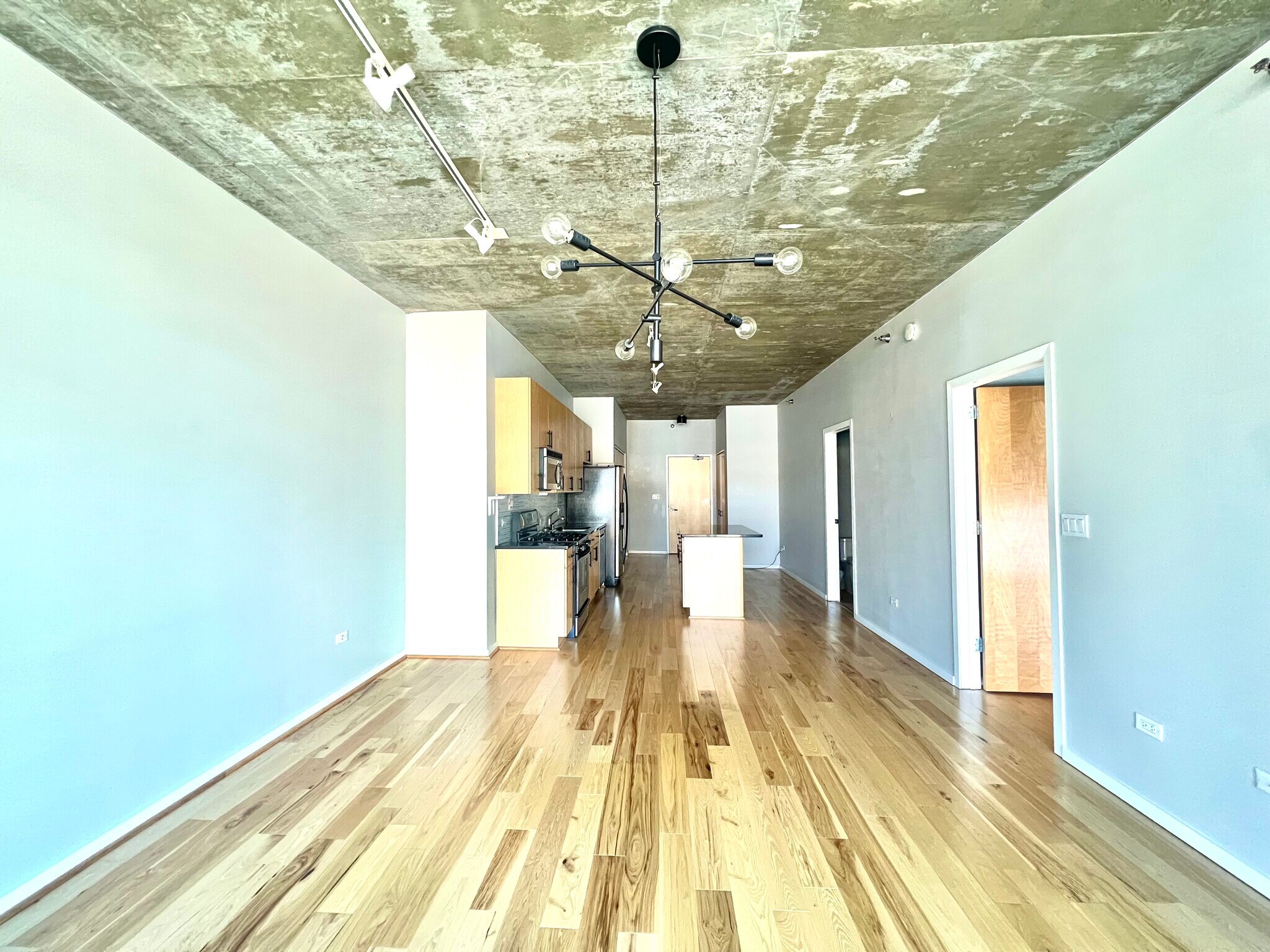 Building Photo - 321 S Sangamon St