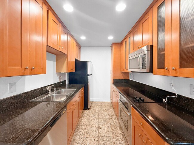 Building Photo - Beautiful 1 Bedroom/1 Bathroom Condo Locat...