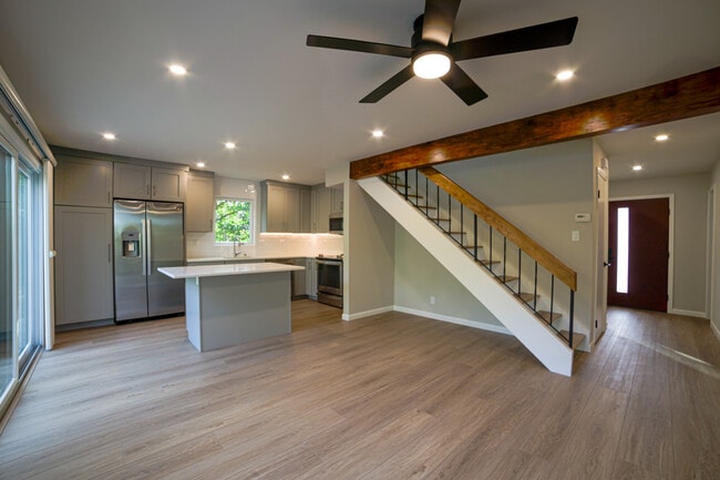 Building Photo - 405 Solano Dr