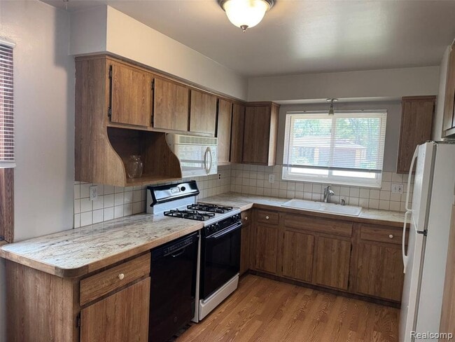 Building Photo - 24755 Trombley St