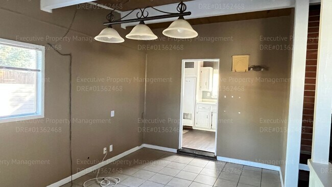 Building Photo - 3 bedroom/ 1.5 bathroom home with a detach...