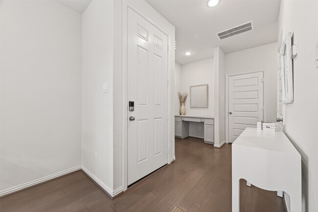 Building Photo - 27926 Western Crk Ct