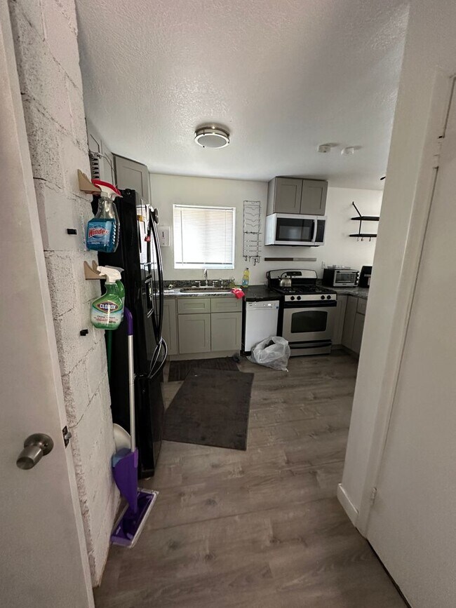 Building Photo - Charming basement apartment