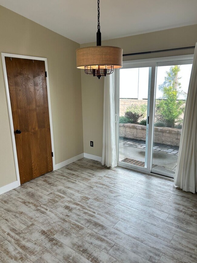 Building Photo - 2 bed 2 bath home two blocks from beach-pet friendly!