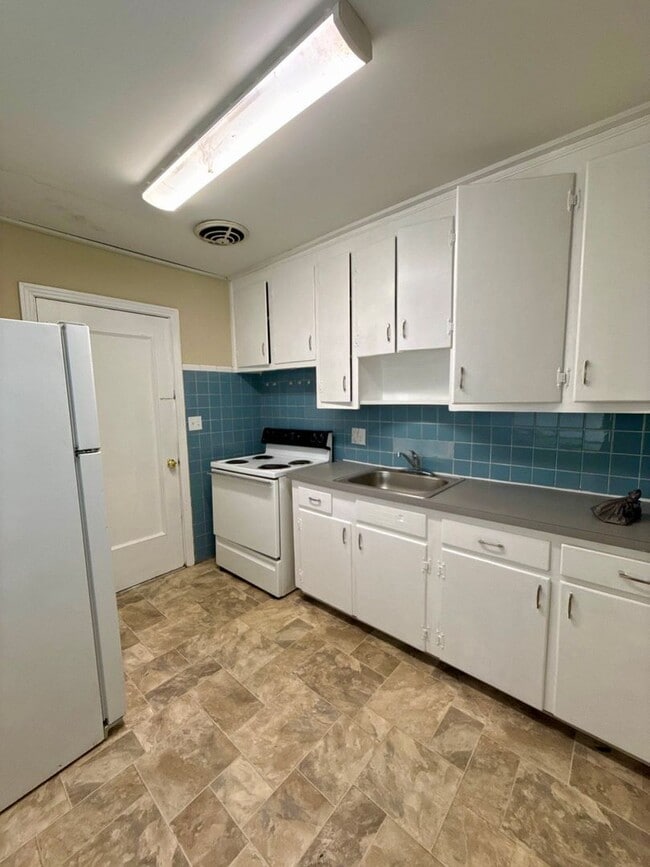 Building Photo - Nice 2 Bedroom on Quiet Street right off Atlantic