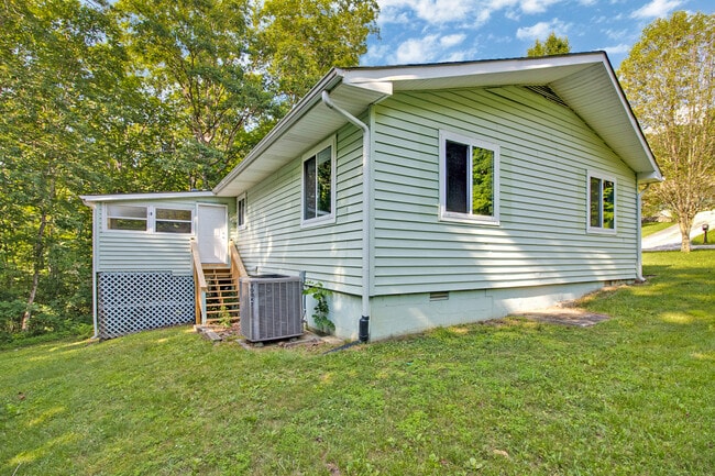 Building Photo - 169 Lakeshire Dr