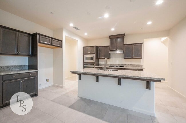 Building Photo - 1457 Las Rosas Ave