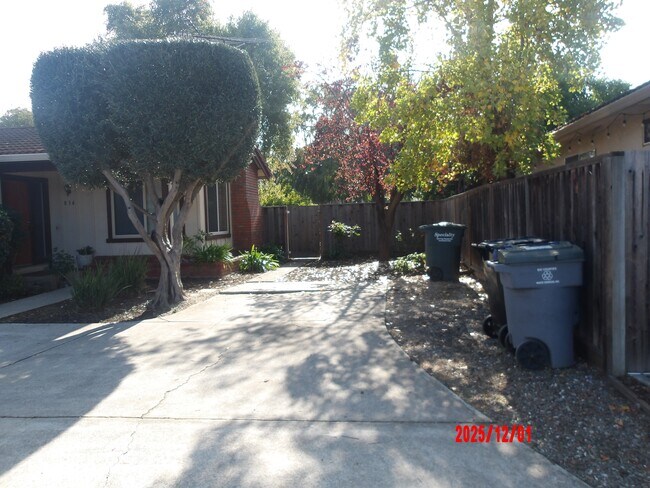 Building Photo - 834 Van Dyck Ct