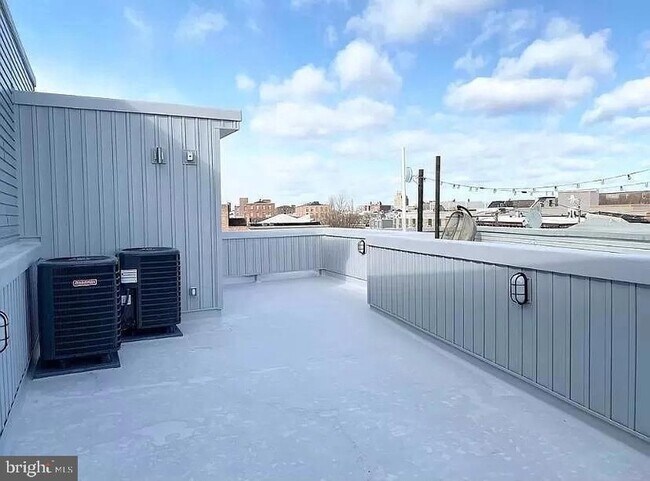 Building Photo - 2425 Frankford Ave