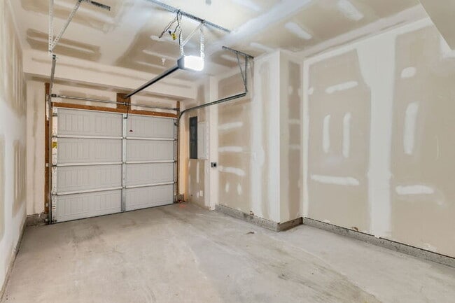 Building Photo - For Rent: Spacious 3-Bedroom Condo in the ...
