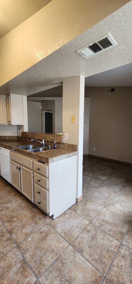 Building Photo - Charming Single Family Home!
