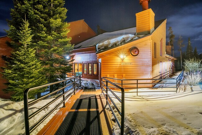 Building Photo - Wilderness One Bedroom Available 7/7!  Close to hiking trails and great amenities.  Amazing SUN!