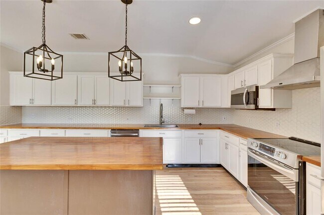 Building Photo - 600 Lakemont Dr