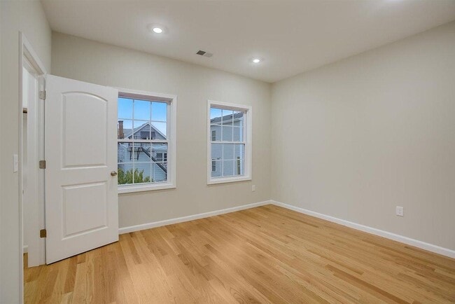 Building Photo - 16 Grant Ave