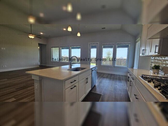 Building Photo - 3/2/2 w/office - Space & Functionality in ...