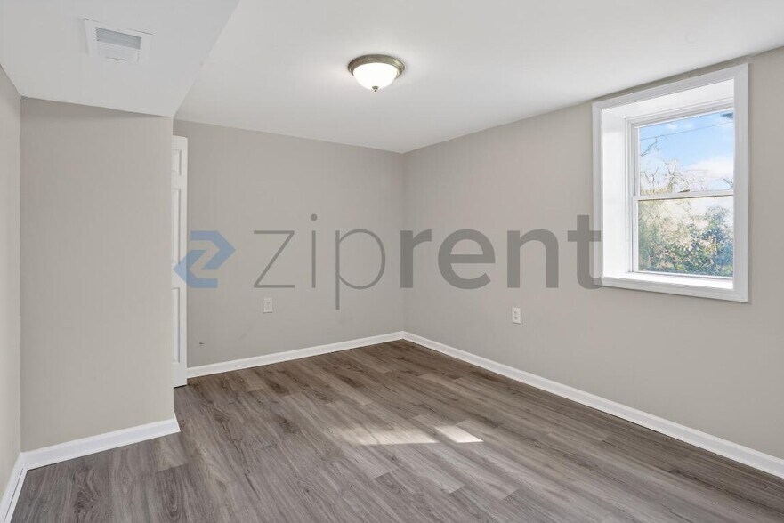 Building Photo - Unit B