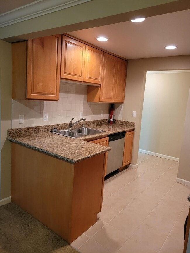 Building Photo - 2 Bed 1 Bath Condo Sunset Pointe