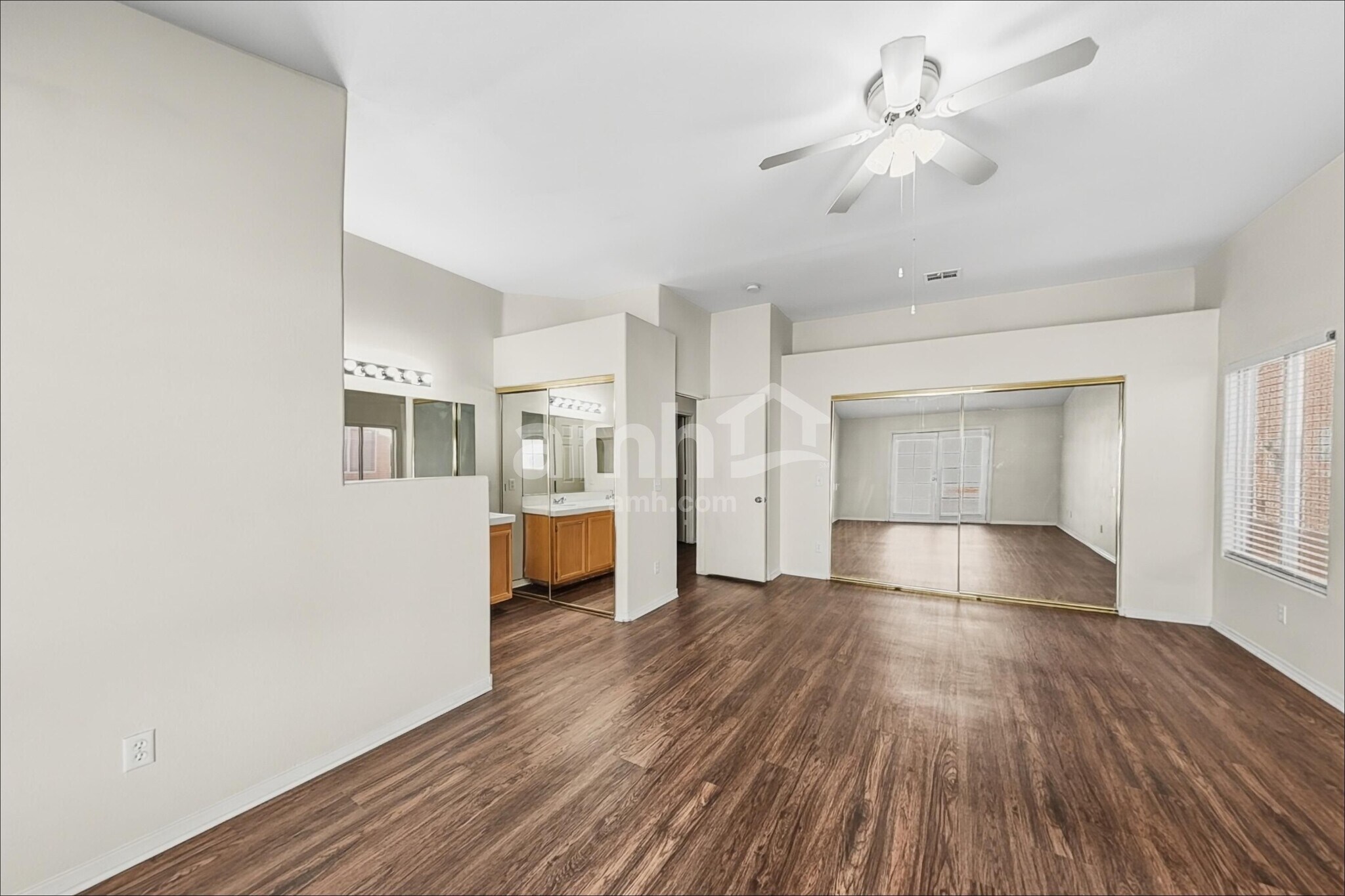 Building Photo - 222 Mariposa Way