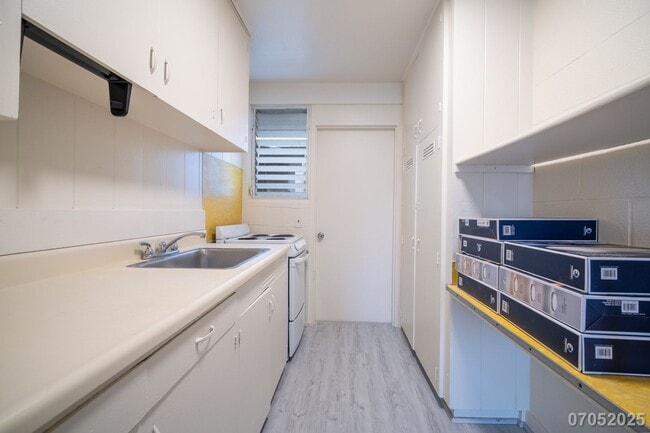 Building Photo - Available Now! 2 BD / 1 BA / 1 Parking sta...