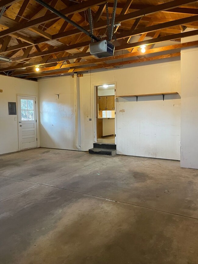 Building Photo - STUDENTS WELCOME! Spacious Ranch Home in N...