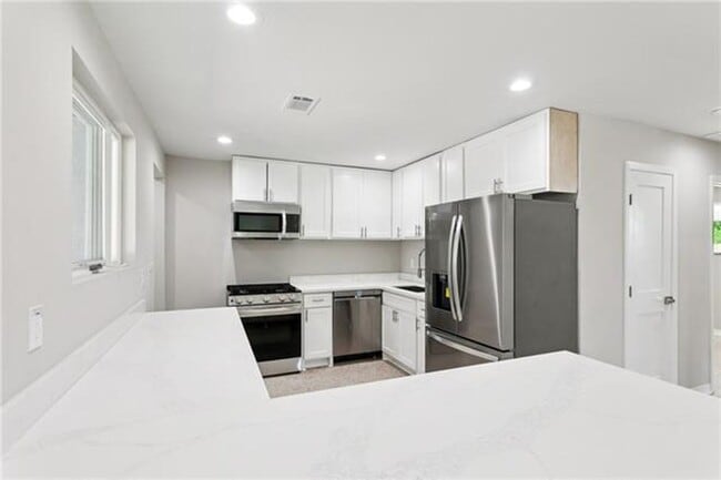 Building Photo - Kenner Beauty!!