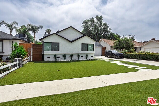 Building Photo - 6610 Farralone Ave