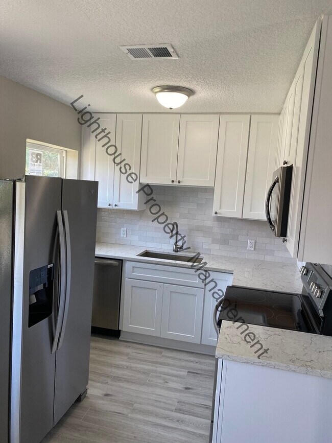 Building Photo - Beautiful 3 Bedroom Home With Fenced Backyard