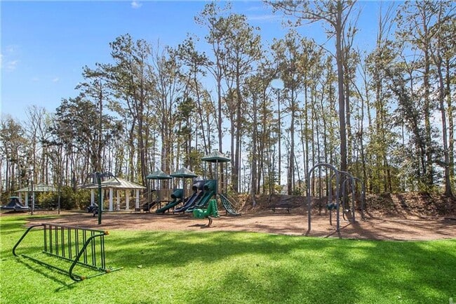 Building Photo - Coming Available! 3 Bedroom, 2.5 Bath Townhome!