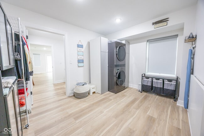 Building Photo - 7980 Royal Ave