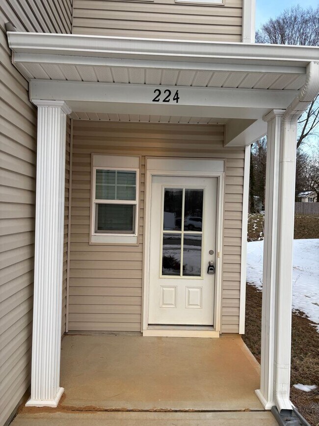 Building Photo - FIRST MONTH FREE - Stunning 3BR 2.5BA Home in Mooresville • 2 Car Garage