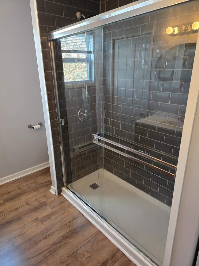 Tiled Shower - 118 S Walnut St