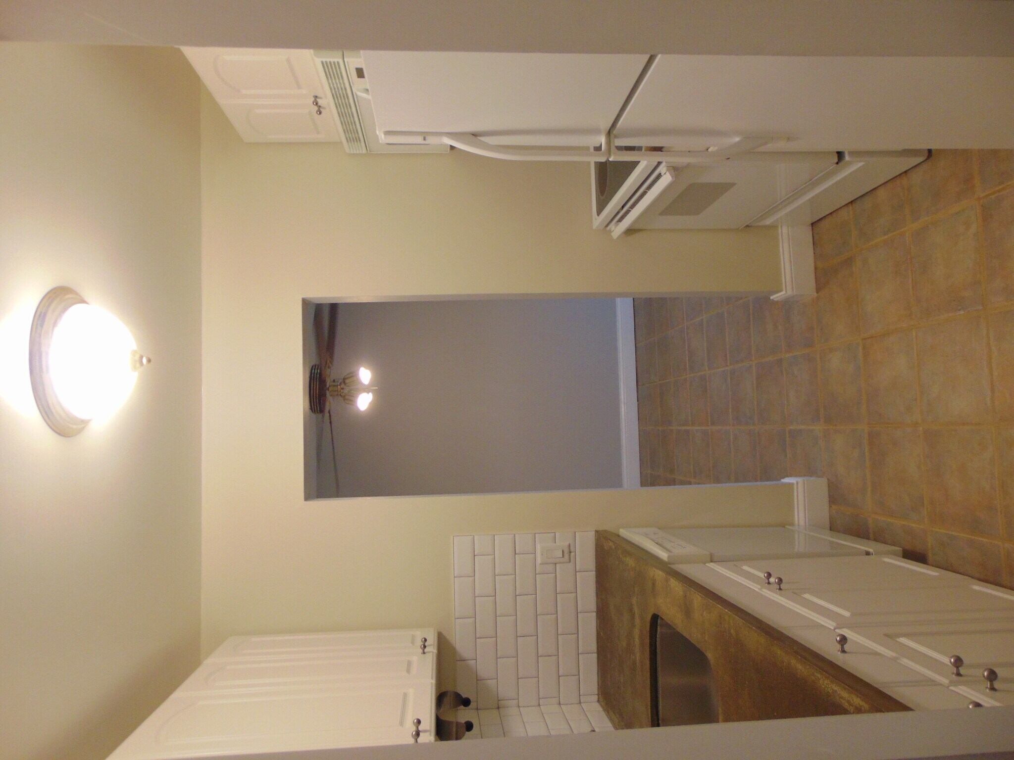Building Photo - 683 E Fox Hills Dr