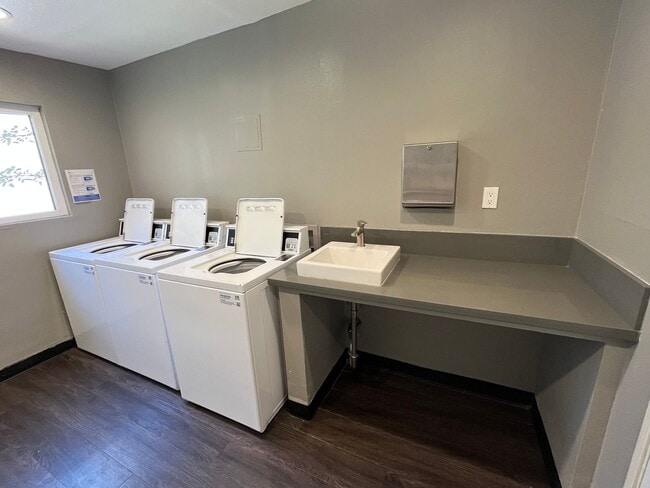 Building Photo - 5405 Lindley Avenue