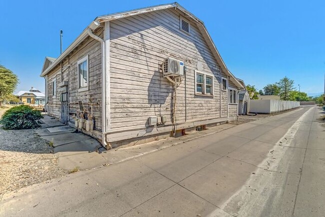 Building Photo - Charming Downtown 2-Bedroom Upstairs Apartment with Off-Street Parking