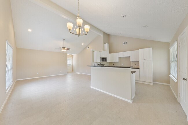 Building Photo - 1911 Highcrest Dr