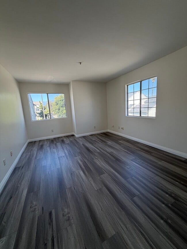 Building Photo - 204 W Walnut Ave