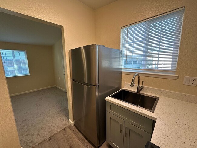 Building Photo - Beautiful Remodeled 2 bed, 1 Bath Back Lot Unit