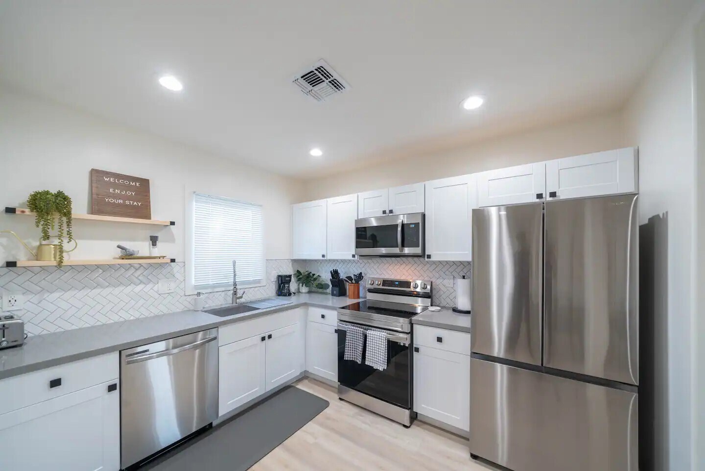 Kitchen - 608 W 9th St