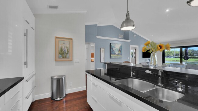 Building Photo - 515 Club Dr