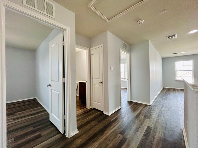 Building Photo - 147 Big Leaf Dr