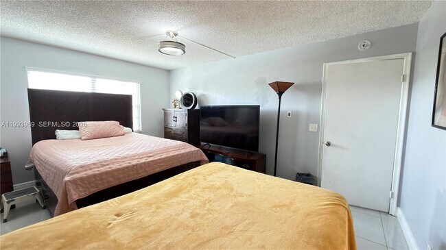 Building Photo - 12500 SW 5th Ct