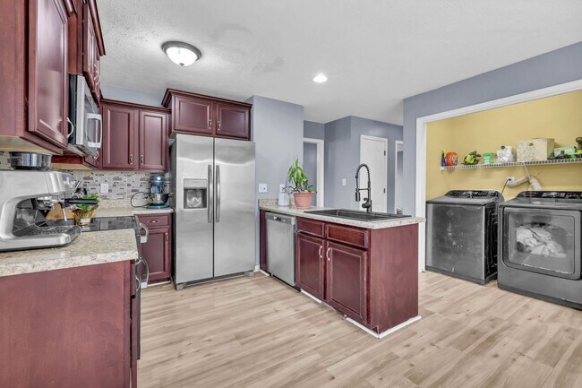 Building Photo - 4 Bedroom 2 Bath Pet Friendly Home For Rent!