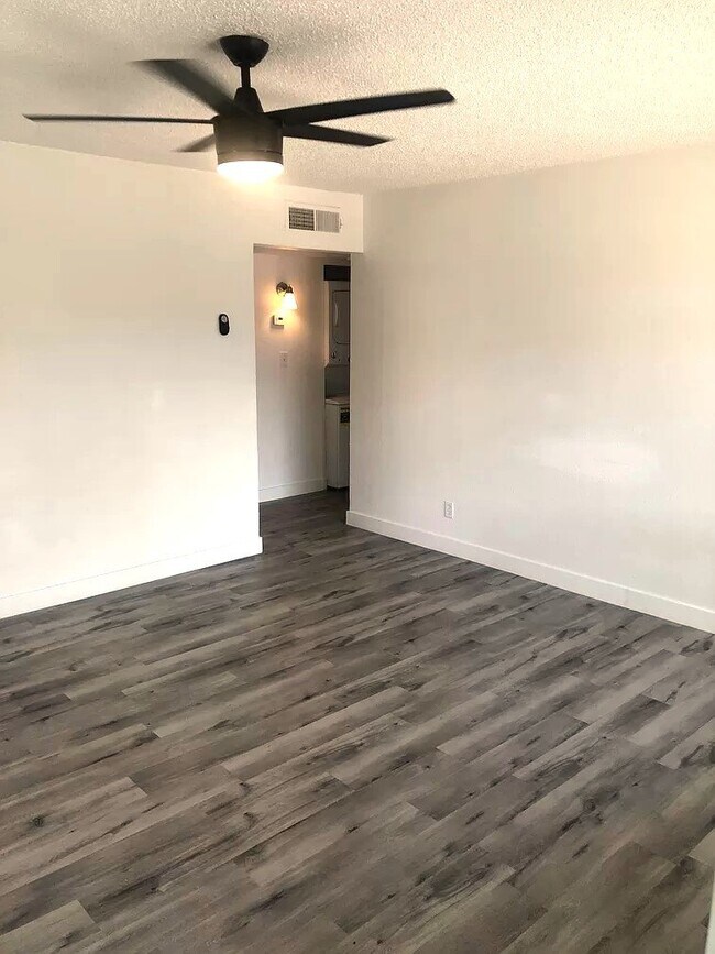 Building Photo - STUNNING 2 BEDROOMS AND 1 BATHROOM UNIT FOR LEASE