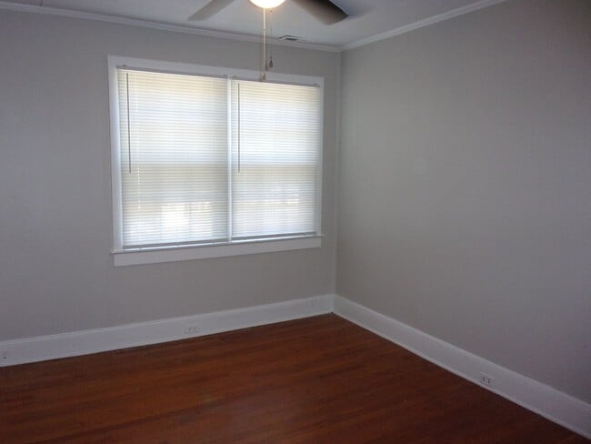 Building Photo - Renovated 2 Bedroom 1 1/2 Bath Townhome - ...