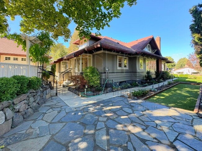 Building Photo - South Hill Swank