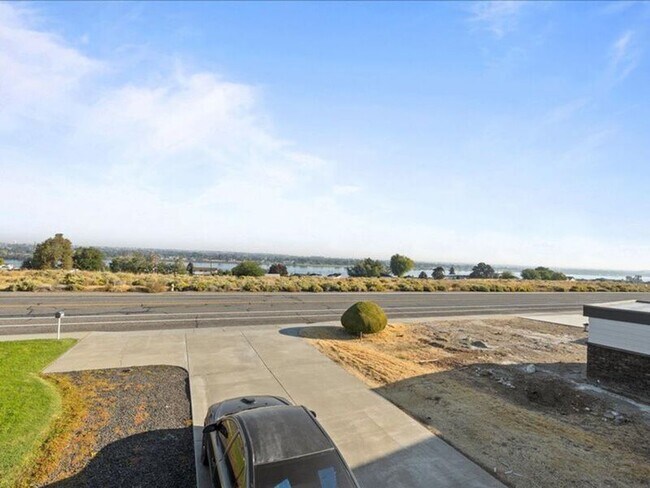 Building Photo - 3603 W Canal Dr