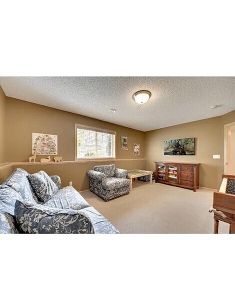 Building Photo - 15524 Lilac Dr