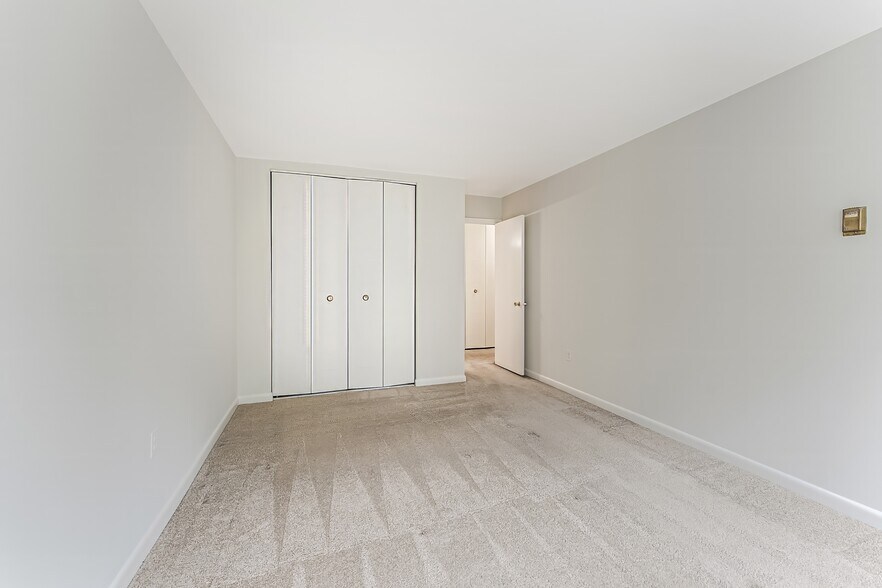 Building Photo - 5565 Columbia Pike